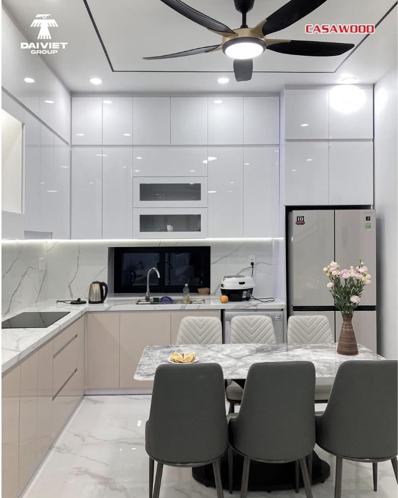 Tủ bếp Casawood màu sáng giúp không gian rộng hơn